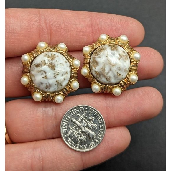 Vintage KRAMER Textured Marbled White Gold Faux Pearl Cluster Clip On Earrings - Picture 3 of 9